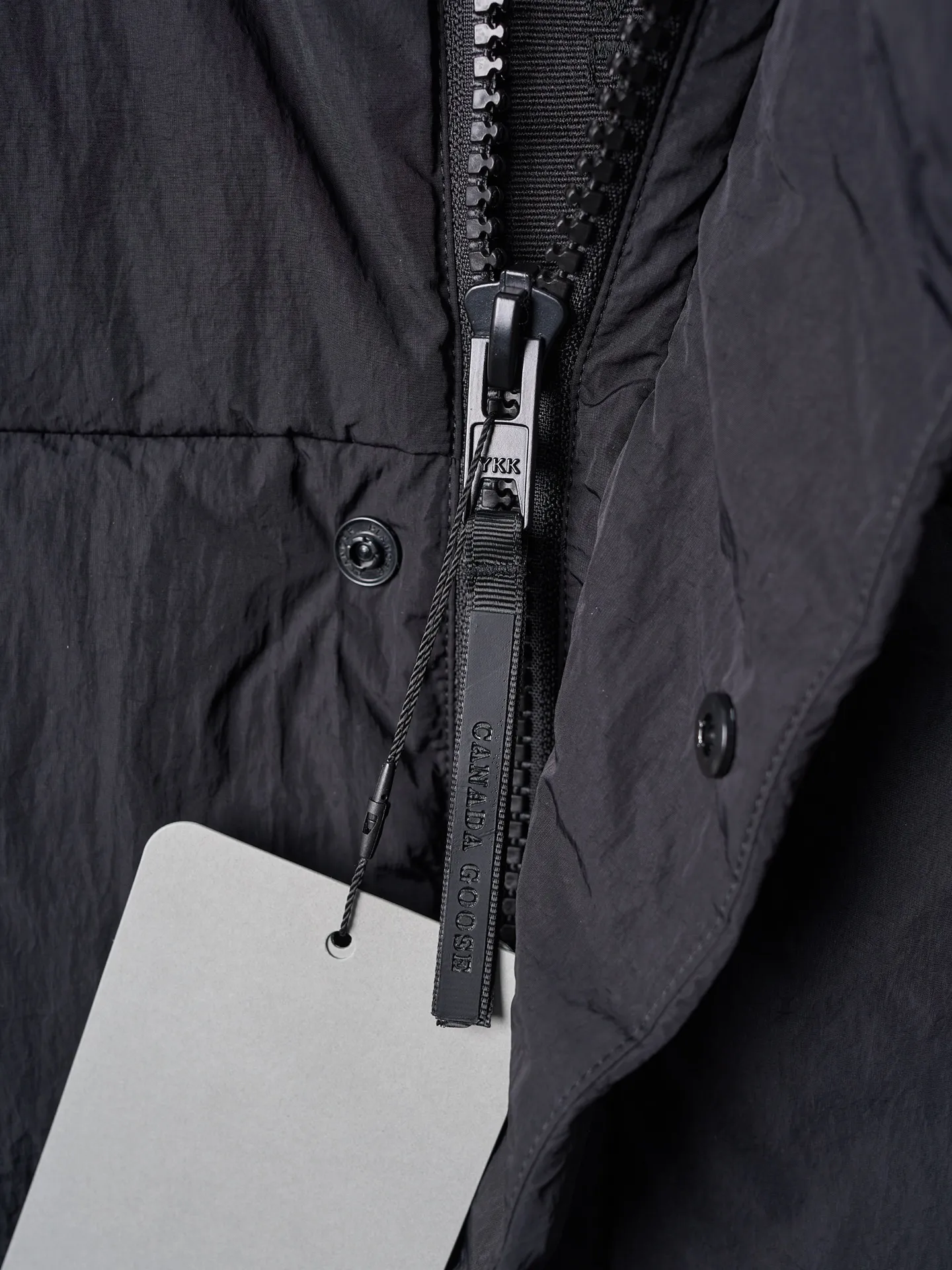 P760 Actual hanging auction] CANADA GOOSE/Canada Goose hooded down vest with logo and embroidery [Ready stock] S M L  The selection of high-quality protective nylon fabric not only enhances the wear resistance of the surface, but also takes into account wind resistance, ensuring excellent performance in various harsh weather conditions.  Three-dimensional quilting process: Precision thread reinforcement to prevent velvet drilling and ensure that the fluffy and resilient elasticity lasts as new.  The ribbon is woven with polyester as the base, and the brand letters are decorated on the ribbon through high-precision computer embroidery. The edges of the pattern are clear, the stitches are fine and even, and multiple layers of embroidery threads are stacked to enhance the three-dimensional effect.